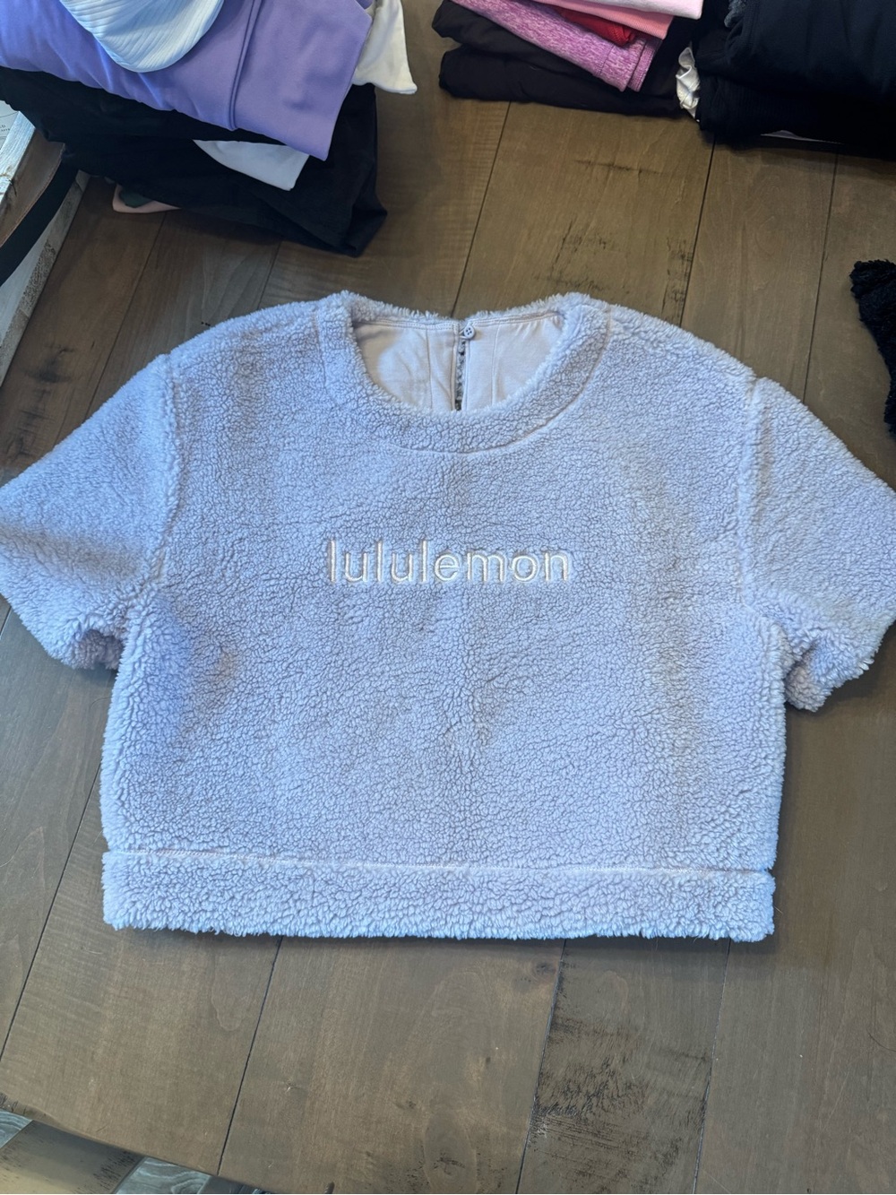 Lululemon Size 6 Textured Fleece Embroidered Logo T-Shirt in "Faint Lavender"